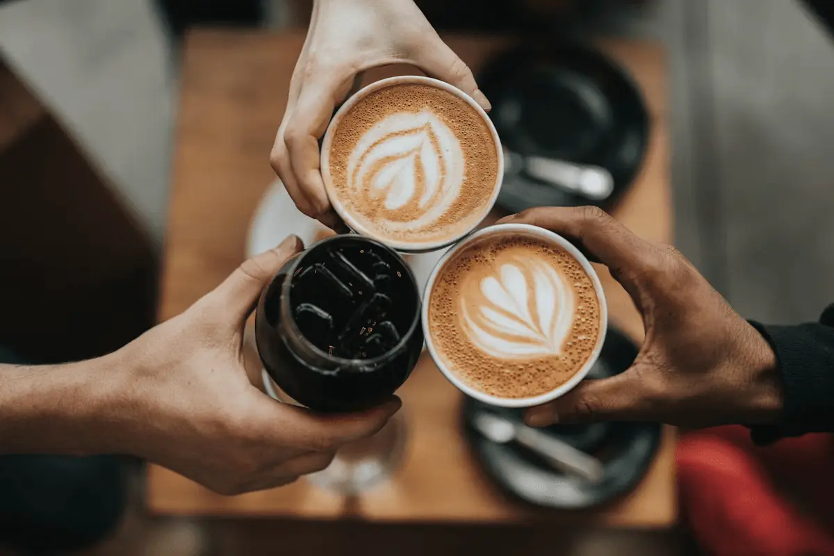 Kaffeetassen beim Zusammensein
